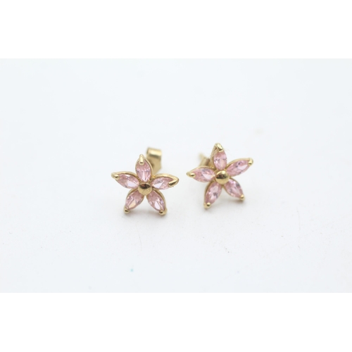 28 - 2 x 9ct gold paired amethyst and pink gemstone flower stud earrings (1.7g)