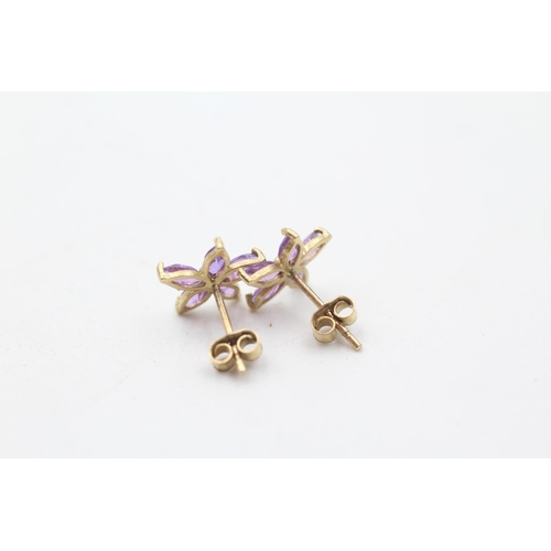 28 - 2 x 9ct gold paired amethyst and pink gemstone flower stud earrings (1.7g)