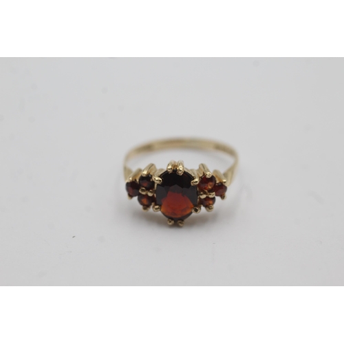 53 - 9ct gold garnet shoulder set ring (2g) size  L