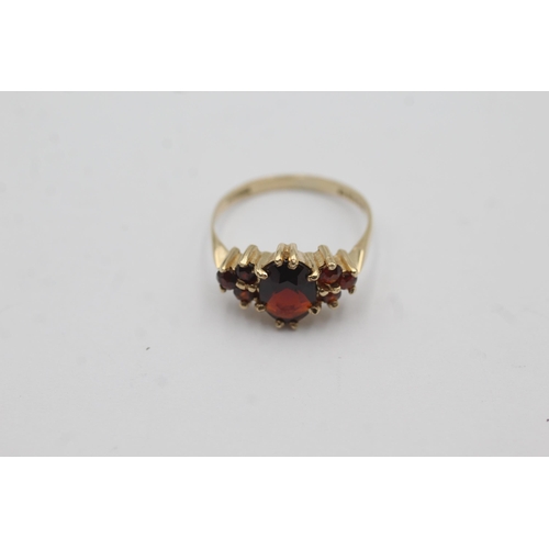 53 - 9ct gold garnet shoulder set ring (2g) size  L