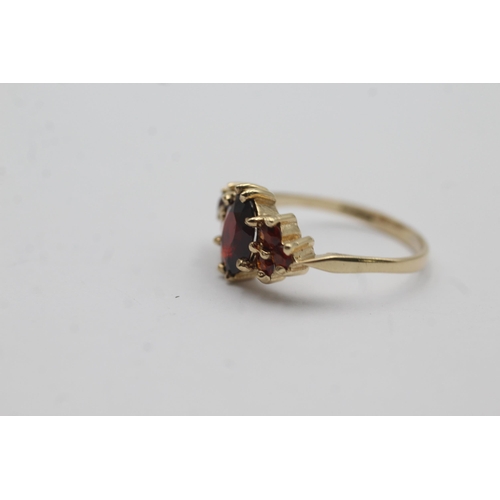 53 - 9ct gold garnet shoulder set ring (2g) size  L