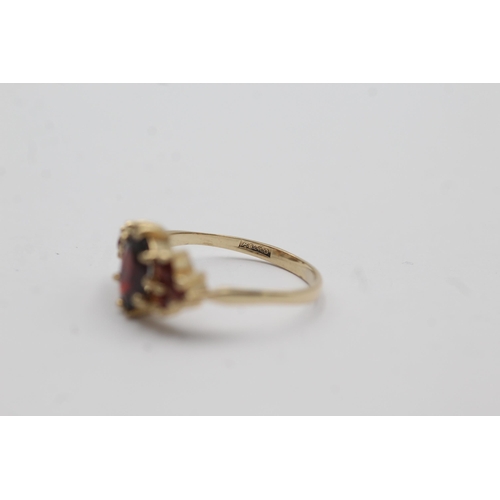 53 - 9ct gold garnet shoulder set ring (2g) size  L