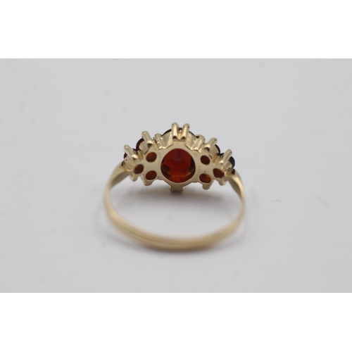 53 - 9ct gold garnet shoulder set ring (2g) size  L