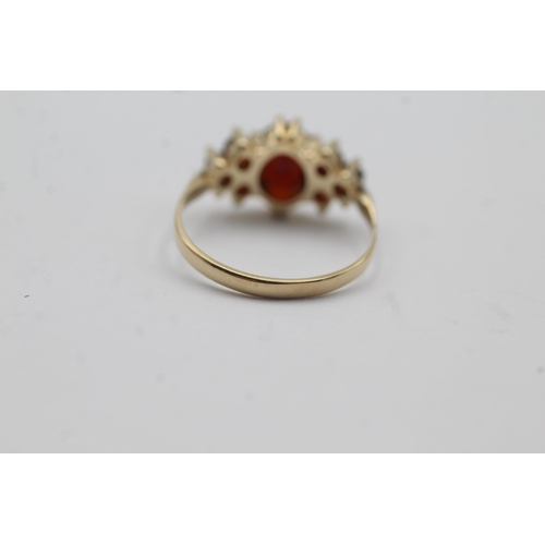 53 - 9ct gold garnet shoulder set ring (2g) size  L