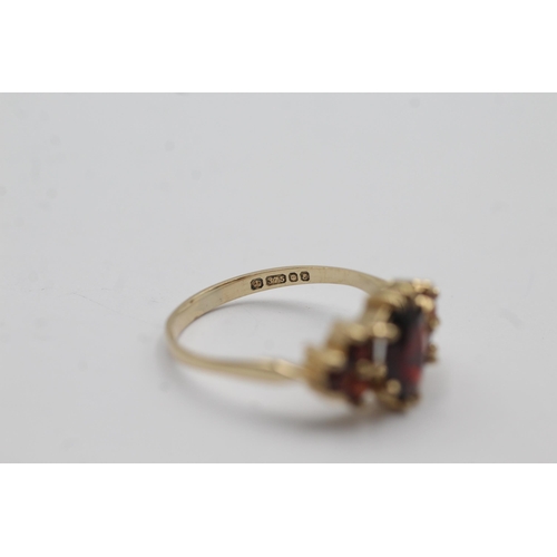 53 - 9ct gold garnet shoulder set ring (2g) size  L