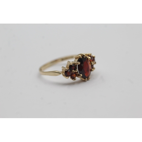 53 - 9ct gold garnet shoulder set ring (2g) size  L