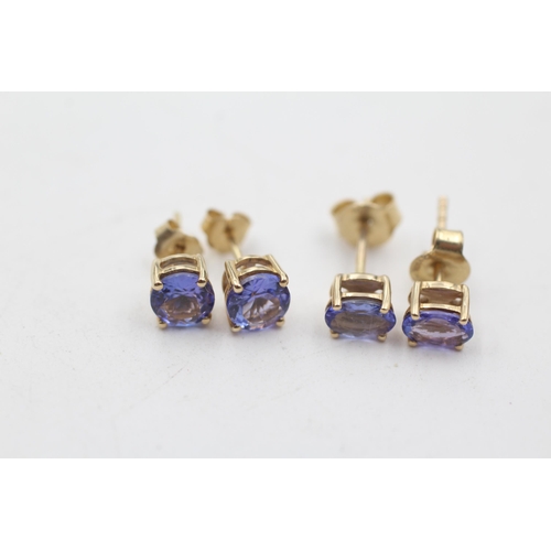 56 - 2 x 9ct gold paired tanzanite stud earrings (2g)