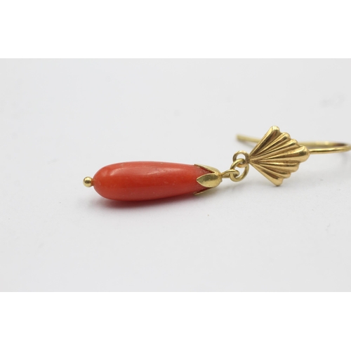 84 - 18ct gold coral drop earrings (2.7g)