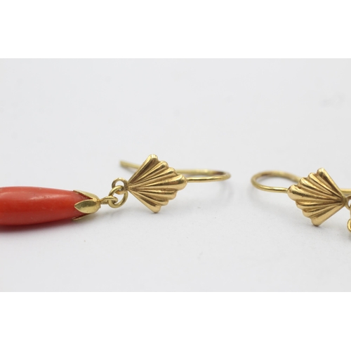 84 - 18ct gold coral drop earrings (2.7g)