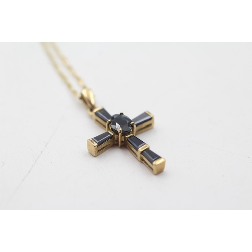 94 - 9ct gold sapphire crucifix pendant necklace (2.6g)