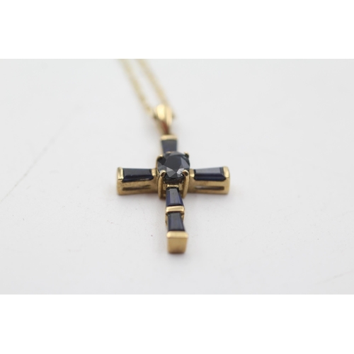 94 - 9ct gold sapphire crucifix pendant necklace (2.6g)