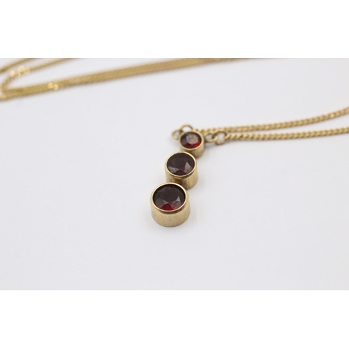 98 - 9ct gold garnet pendant necklace (2.2g)