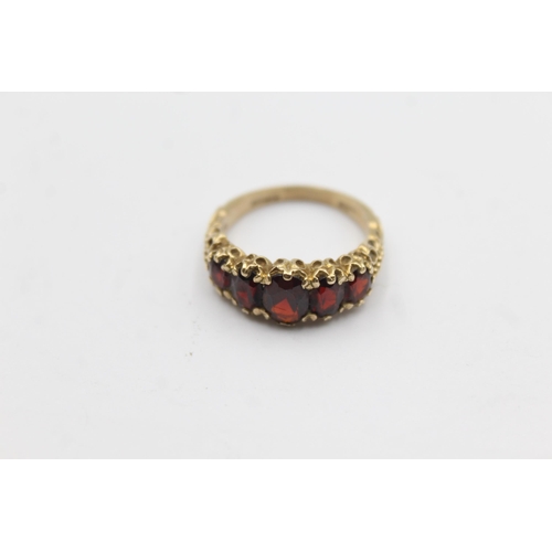 104 - 9ct Gold Garnet Five Stone Ring (4g)Size N