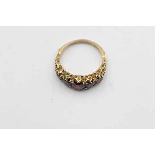 104 - 9ct Gold Garnet Five Stone Ring (4g)Size N