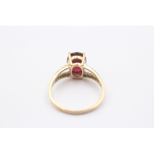 24 - 9ct Gold Glass Filled Ruby And Diamond Split Shank Solitaire Shoulder Set Ring (2.2g)Size O