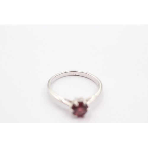 55 - 9ct Gold and Garnet ring (2.2g)Size N 1/2