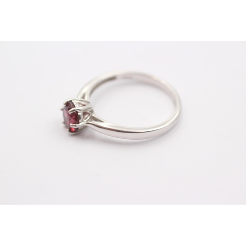 55 - 9ct Gold and Garnet ring (2.2g)Size N 1/2