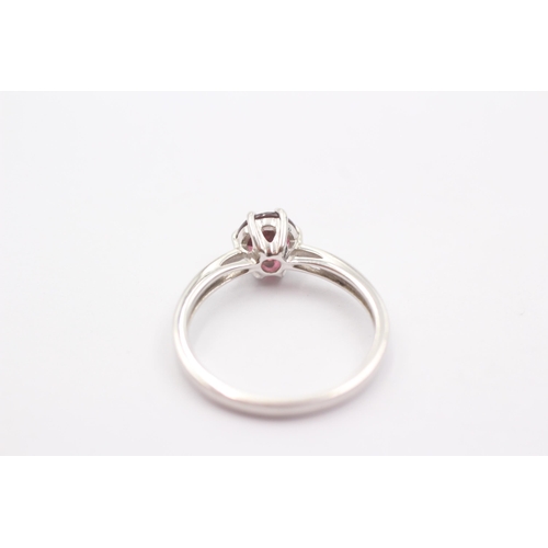 55 - 9ct Gold and Garnet ring (2.2g)Size N 1/2