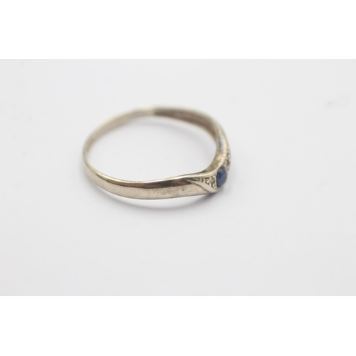 59 - 9ct Gold Sapphire Wishbone Ring (1.5g)Size R