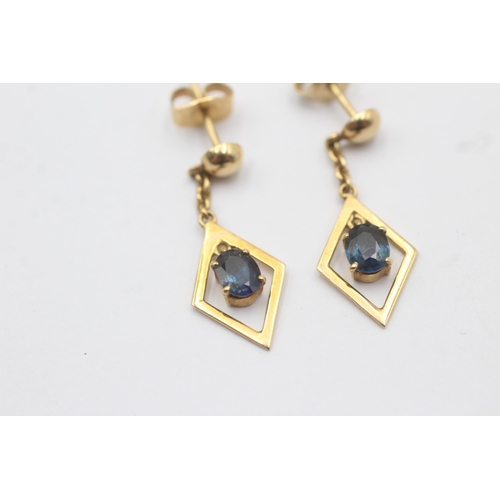 70 - 12ct Gold Blue Gemstones Chain Dangle Drop Stud Earrings (2.1g)