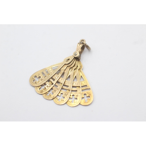 71 - 9ct Gold Antique Opening Ornate Fan Charm (1.5g)