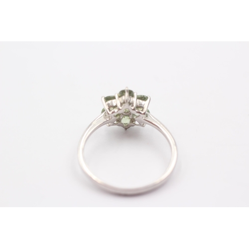 9 - 9ct White Gold Green Gemstone Flower Cluster Ring (2.3g)