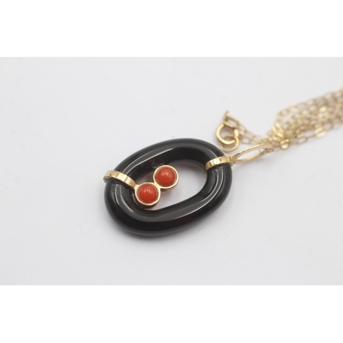 37 - 14ct Gold Coral And Onyx Link Modernist Pendant Necklace (2.2g)