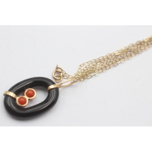 37 - 14ct Gold Coral And Onyx Link Modernist Pendant Necklace (2.2g)