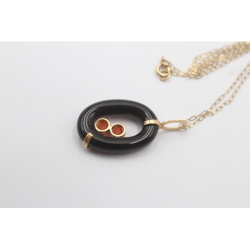 37 - 14ct Gold Coral And Onyx Link Modernist Pendant Necklace (2.2g)