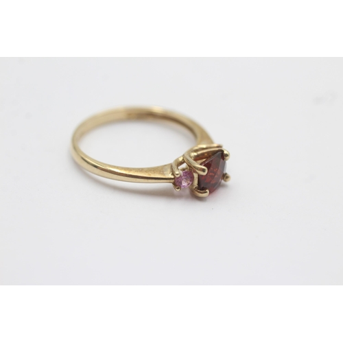 8 - 9ct Gold Pink Sapphire And Garnet Trilogy Ring (2.2g) Size P