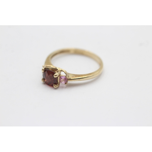 8 - 9ct Gold Pink Sapphire And Garnet Trilogy Ring (2.2g) Size P