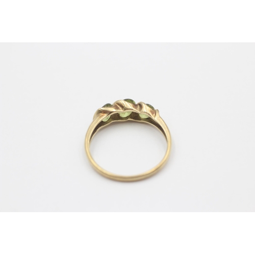 130 - 9ct Gold Peridot Three Stone Ring (2.6g) size  U