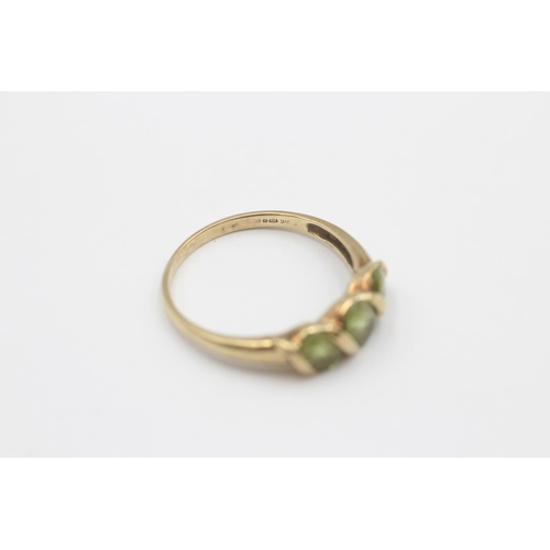 130 - 9ct Gold Peridot Three Stone Ring (2.6g) size  U