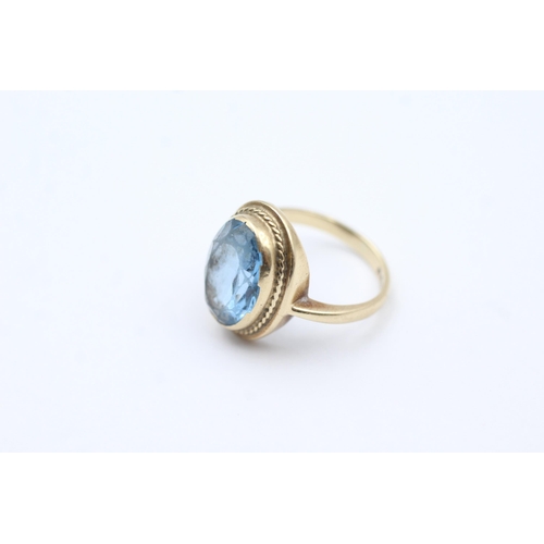 131 - 9ct Gold Blue Synthetic Spinel Single Stone Ring (4.6g) size  K+1/2