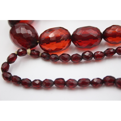 154 - A Single Strand Faceted Prystal Bakelite Bead Necklace (101g)