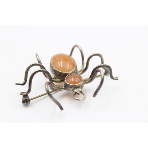 158 - A Silver Bug Brooch And A Pearl And Garnet Set Lizard (25g)