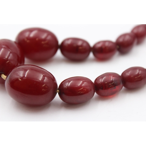 162 - A Single Strand Graduated Bakelite Bead Necklace With Internal Streaking (63g)