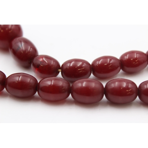 162 - A Single Strand Graduated Bakelite Bead Necklace With Internal Streaking (63g)