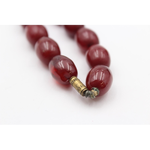 162 - A Single Strand Graduated Bakelite Bead Necklace With Internal Streaking (63g)