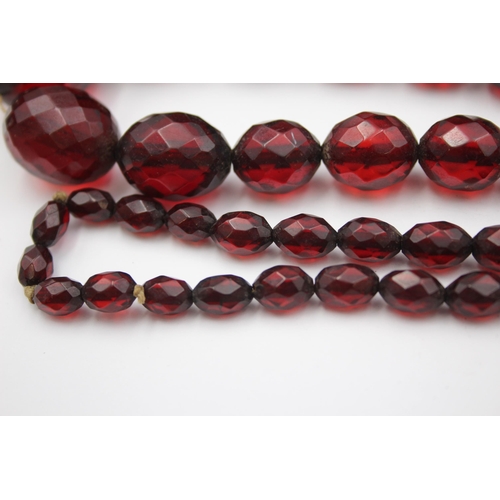 163 - A Single Strand Faceted Prystal Bakelite Bead Necklace (79g)