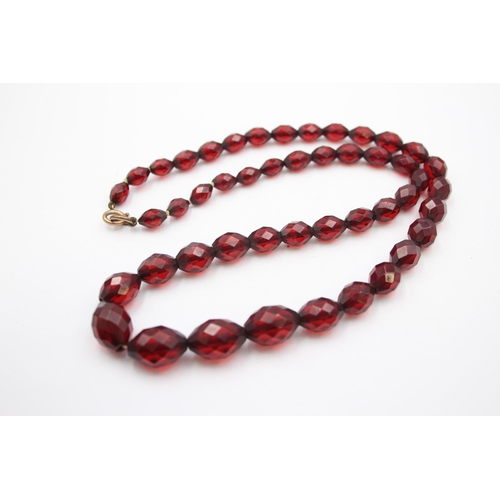 172 - A Single Strand Faceted Prystal Bakelite Bead Necklace (31g)