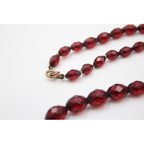 172 - A Single Strand Faceted Prystal Bakelite Bead Necklace (31g)