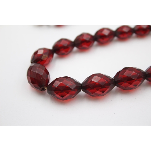 172 - A Single Strand Faceted Prystal Bakelite Bead Necklace (31g)