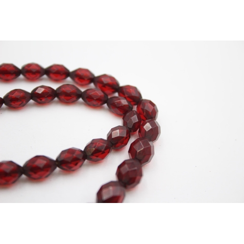 172 - A Single Strand Faceted Prystal Bakelite Bead Necklace (31g)