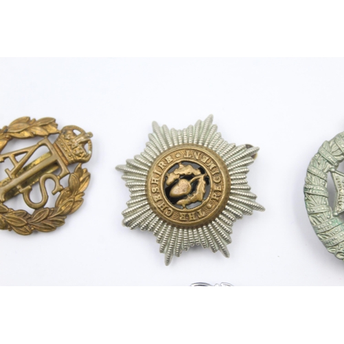 193 - 12x Military cap badges  inc. DLI Hampshire, Cheshire Etc.