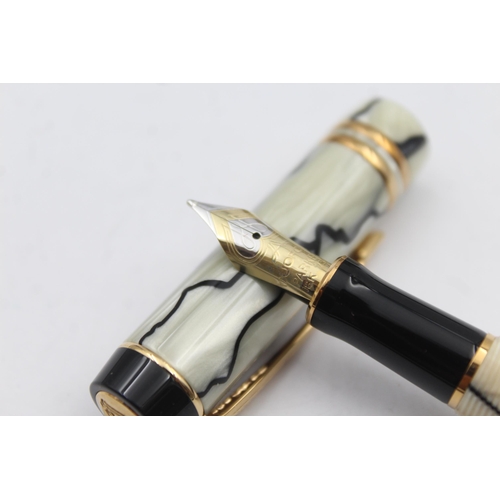 289 - PARKER Duofold White Lacquer FOUNTAIN PEN w/ 18ct Gold Nib WRITING