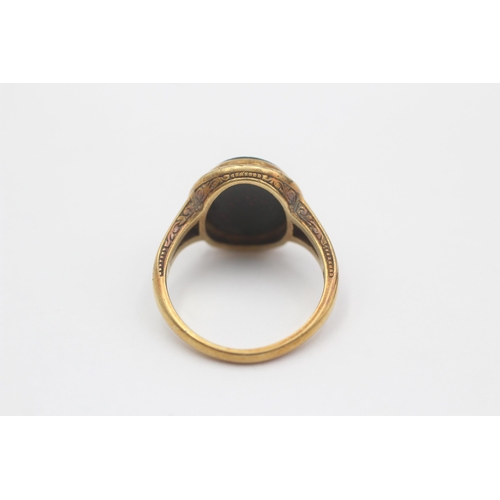 38 - 14ct Gold Bloodstone Signet Ring (5.2g) size  M