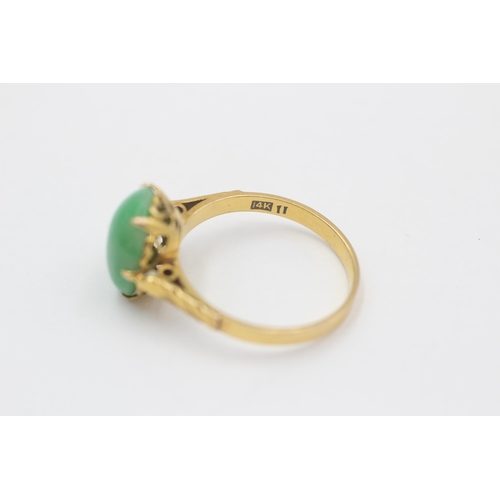 39 - 14ct Gold Jade Single Stone Ring (2.6g) size  M