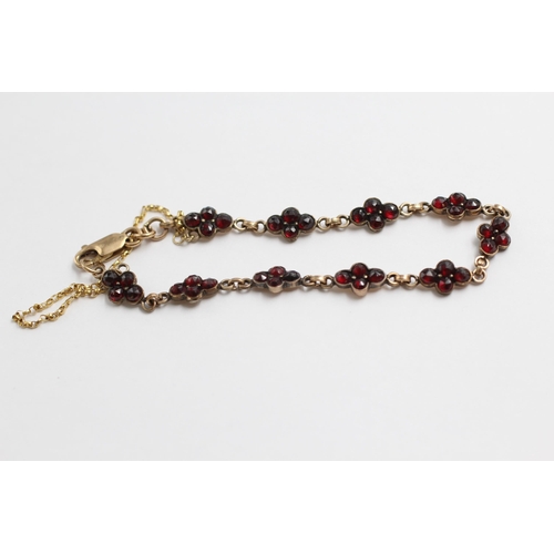 61 - 9ct Gold & Gilt Antique Garnet Floral Cluster Panel Bracelet (5.2g)