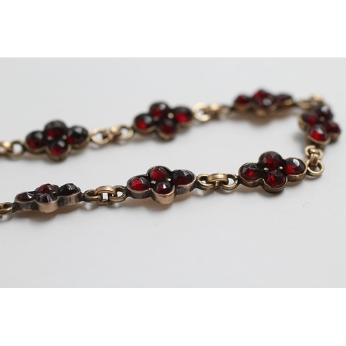 61 - 9ct Gold & Gilt Antique Garnet Floral Cluster Panel Bracelet (5.2g)